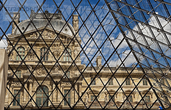 Glaspyramide  MusÈe du Louvre  Louvre-Museum  Paris  Ile de France  Frankreich  Europa