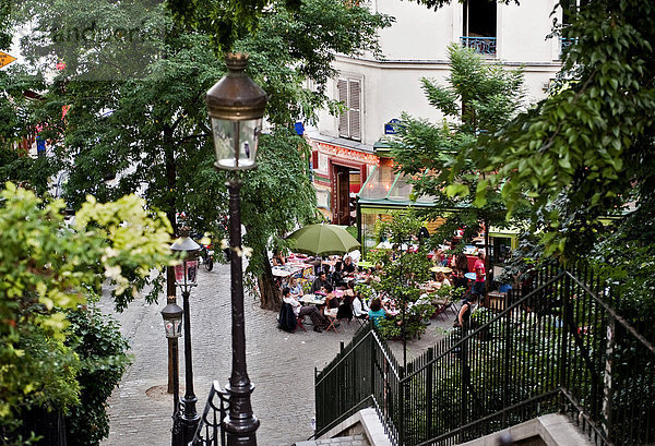 Freiterrasse eines Restaurants am Fuß der Rue Maurice Utrillo  Stadtteil Montmarte  Paris  Ile de France  Frankreich  Europa