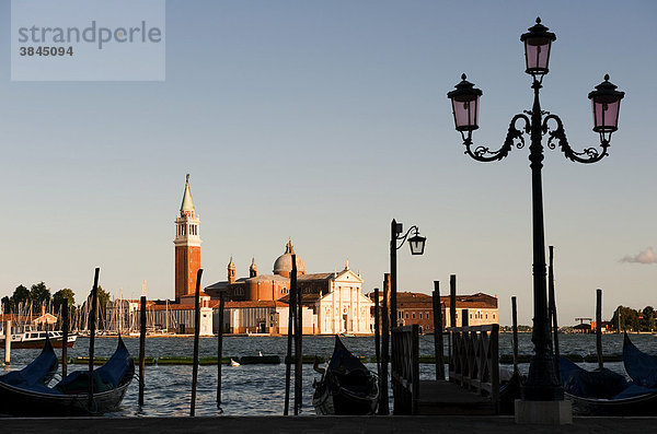 Gondeln vor Santa Maria Maggiore  Venedig  Venetien  Italien  Europa
