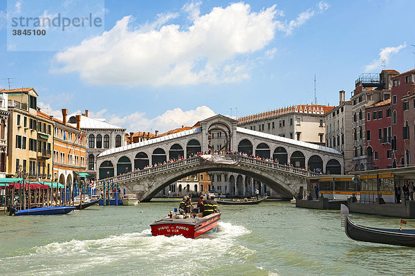 Feuerwehrboot  Vigili del Fuoco  auf dem Canal Grande vor der Rialto-Brücke  Venedig  Venetien  Italien  Europa