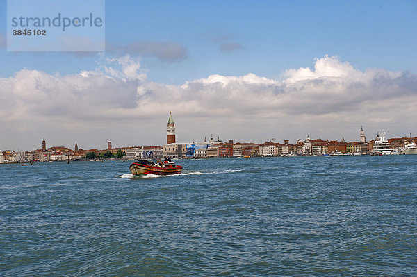 Boot vor Venedig  Venetien  Italien  Europa