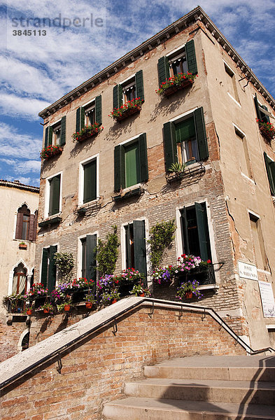 Wohnhaus an der Brücke Santa Maria Nova  Venedig  Venetien  Italien  Europa