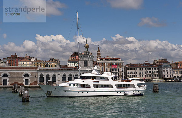 Motoryacht  Name getilgt  ankert vor alter Schiffszollstation Dogana da Mar Venedig  Venetien  Italien  Europa