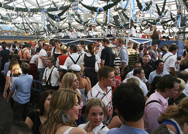 Menschen im Bierzelt auf dem Oktoberfest  München  Bayern  Deutschland  Europa