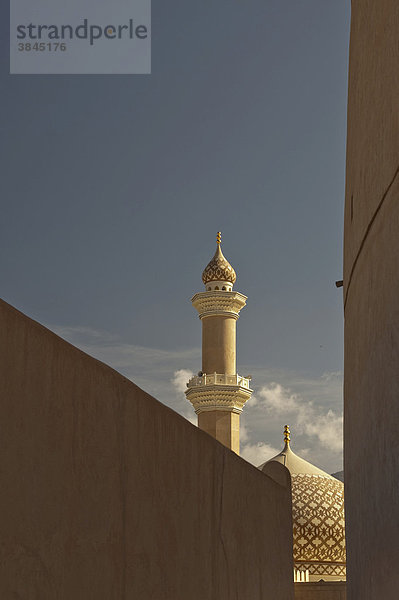 Minarett und Kuppel der Sultan Quaboos Moschee aus dem Fort heraus gesehen  Nizwa  Oman  Naher Osten