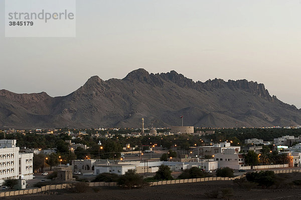 Blick auf Nizwa in der Abenddämmerung  Oman  Naher Osten