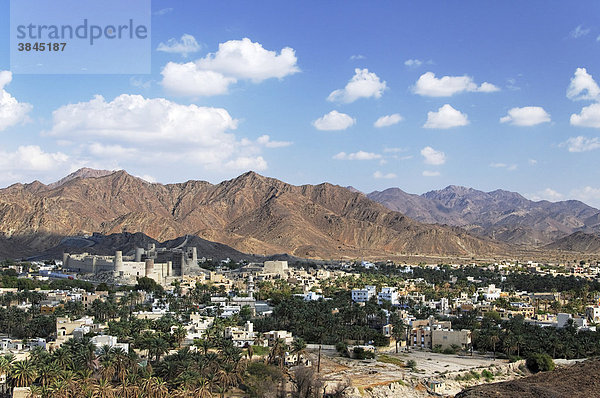 Blick auf Bahla mit Fort  Oman  Naher Osten