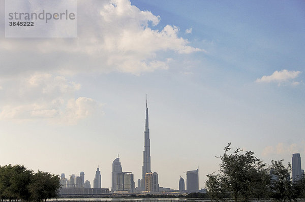 Skyline von Dubai mit Burj Chalifa  Vereinigte Arabische Emirate  Naher Osten