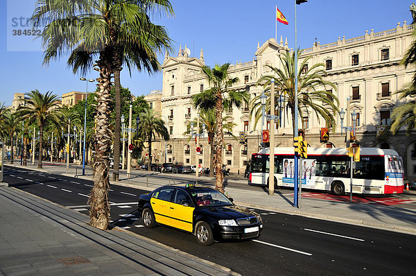 Taxi auf dem Paseo de ColÛn am Alten Hafen  Barcelona  Spanien  Iberische Halbinsel  Europa