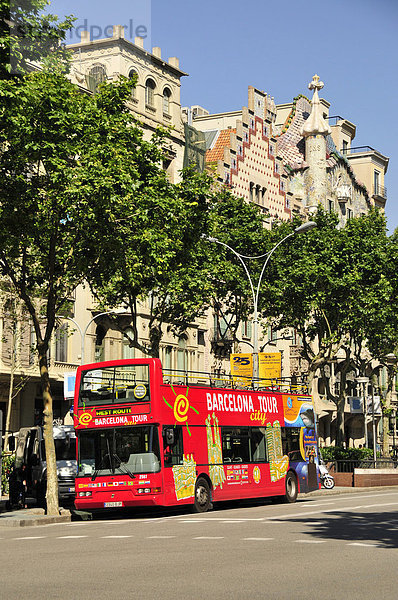 Touristenbus auf dem Passeig de Gr‡cia  Barcelona  Spanien  Iberische Halbinsel  Europa