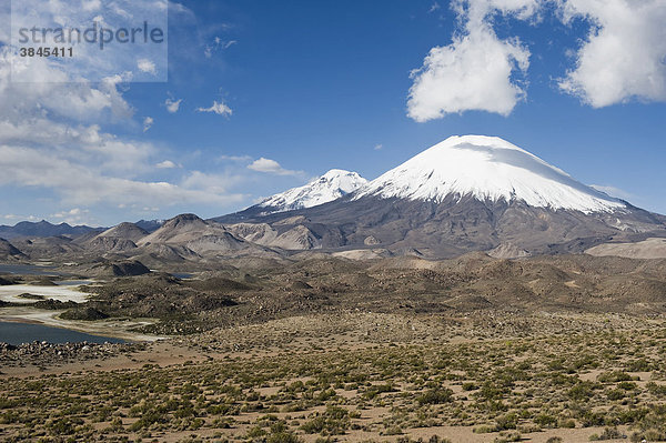 Vulkane Parinacota und Pomerape  Nationalpark Lauca  UNESCO Biosphärenreservat  Arica und Parinacota Region  Chile  Südamerika