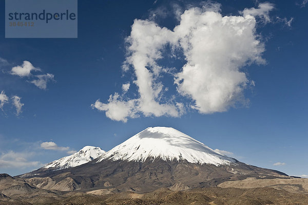 Vulkane Parinacota und Pomerape  Nationalpark Lauca  UNESCO Biosphärenreservat  Arica und Parinacota Region  Chile  Südamerika