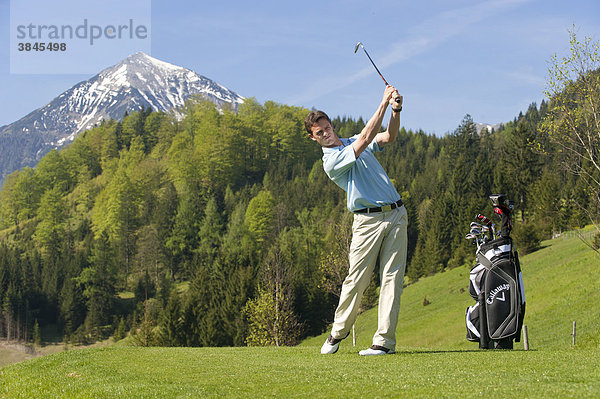 Golfer beim Abschlag  Alpengolf  Achenkirch  Tirol  Österreich  Europa