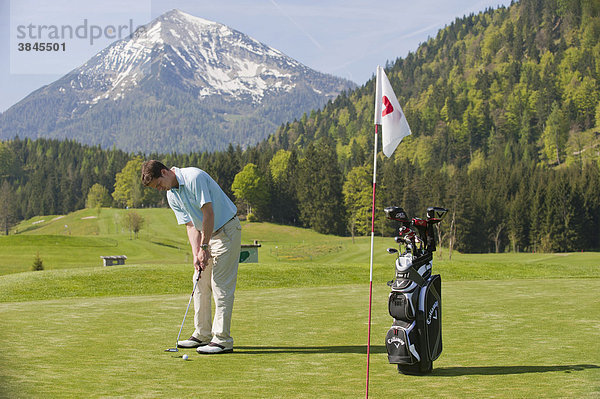 Golfer beim Putten  Einlochen  Alpengolf  Achenkirch  Tirol  Österreich  Europa
