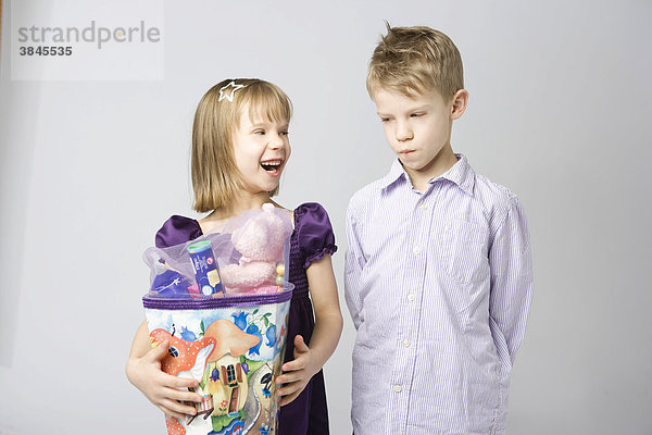 Mädchen und Junge mit Zuckertüte  Schultüte