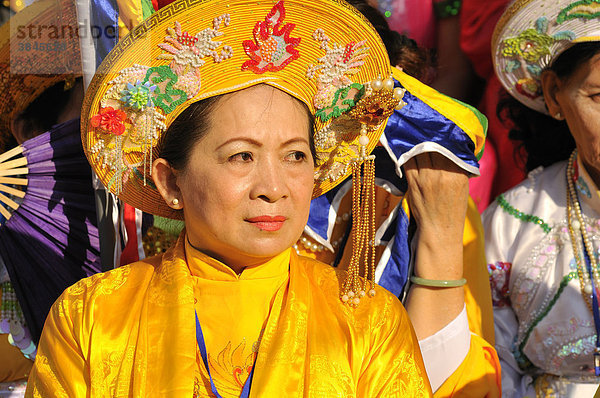 Prächtig traditionell gekleidete Frau beim wichtigsten Fest der Cham  Tempel von Po Nagar  Nha Trang  Vietnam  Südostasien
