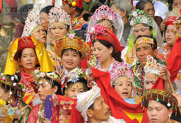 Traditionell gekleidete Zuschauer beim wichtigsten Fest der Cham  Tempel von Po Nagar  Nha Trang  Vietnam  Südostasien