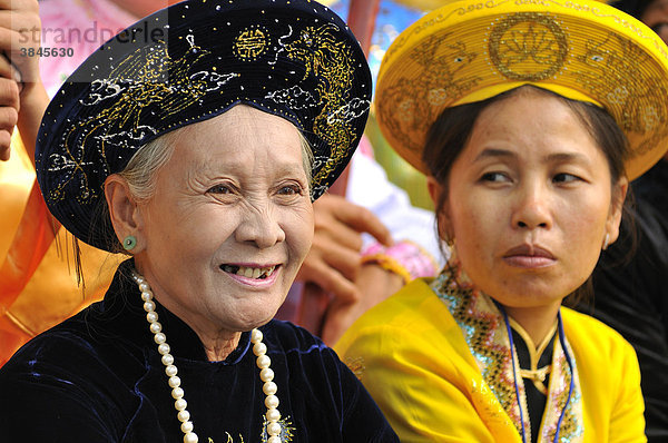 Traditionell gekleidete Frauen in prächtigen Gewändern  wichtigstes Fest der Cham  Tempel von Po Nagar  Nha Trang  Vietnam  Südostasien