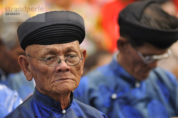 Hoher Geistlicher auf dem größten und wichtigsten religiösen Festival der Cham  Po Nagar Tempel  Vietnam  Südostasien