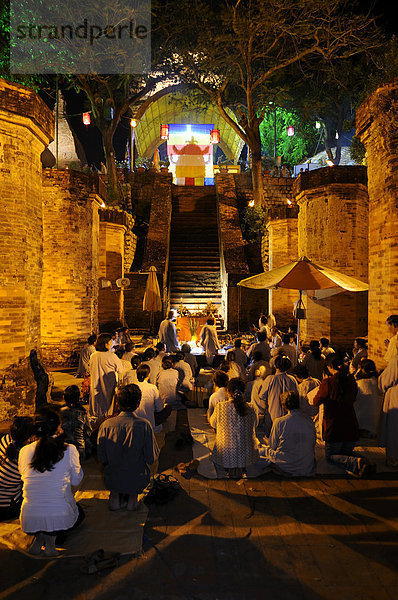 Betende Menschen vor dem Altar von Po Nagar  Vietnam  Südostasien