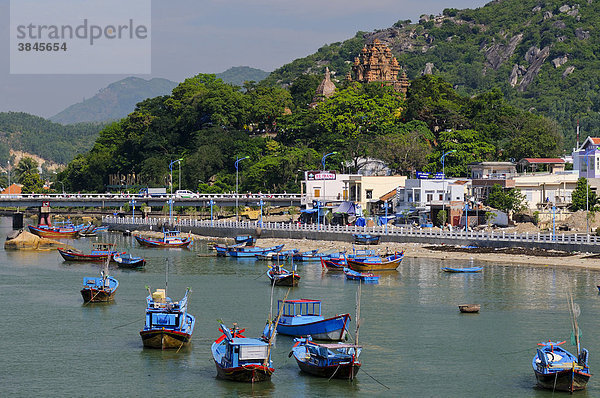 Fischerboote  Hafen von Nha Trang am Fluss Cai  dahinter Po Nagar  Vietnam  Südostasien
