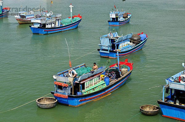 Fischerboote im Hafen von Nha Trang am Fluss Cai  Vietnam  Südostasien