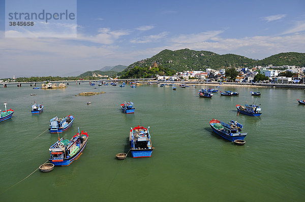 Fischerboote im Hafen von Nha Trang  Vietnam  Südostasien