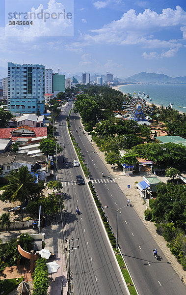 Blick auf die Hauptstraße von Nha Trang  Vietnam  Südostasien