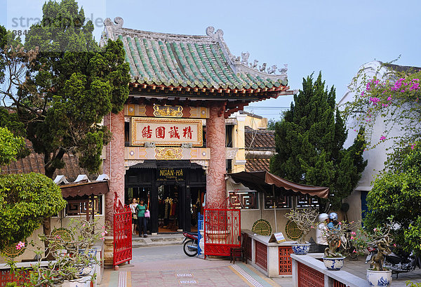 Prächtiges  farbenfrohes Tor der Phuc Kien Versammlungshalle der Chinesen aus Fujian  Hoi An  Vietnam  Südostasien