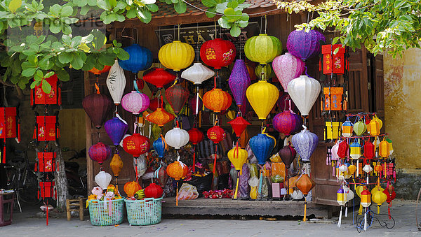 Typisches Geschäft mit Lampions  Hoi An  Vietnam  Südostasien