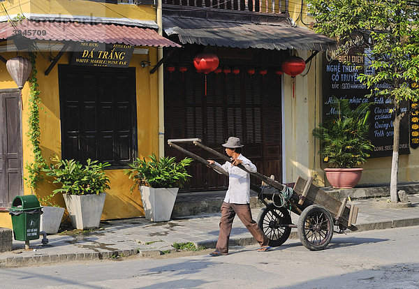 Straßenszene  Hoi An  Vietnam  Südostasien
