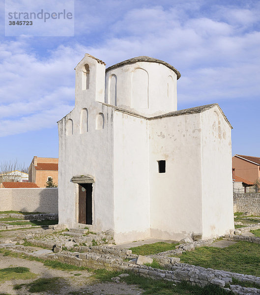 Katedrala svetoga Kriûa  Heilig-Kreuz-Kathedrale  erbaut um 800  gilt als die kleinste Kathedrale der Welt  Nin  Kroatien  Europa