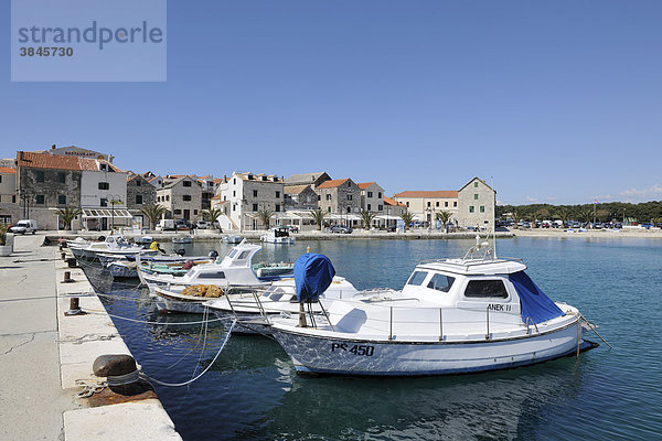 Hafen und Altstadt von Primoöten  Kroatien  Europa