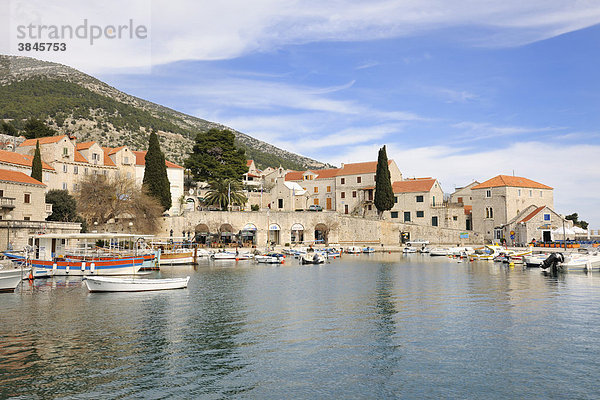 Idyllischer Hafen des Küstenortes Bol  Insel Brac  Kroatien  Europa