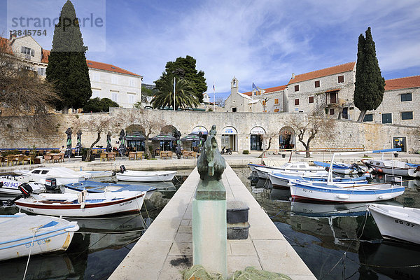 Idyllischer Hafen des Küstenortes Bol  Insel Brac  Kroatien  Europa