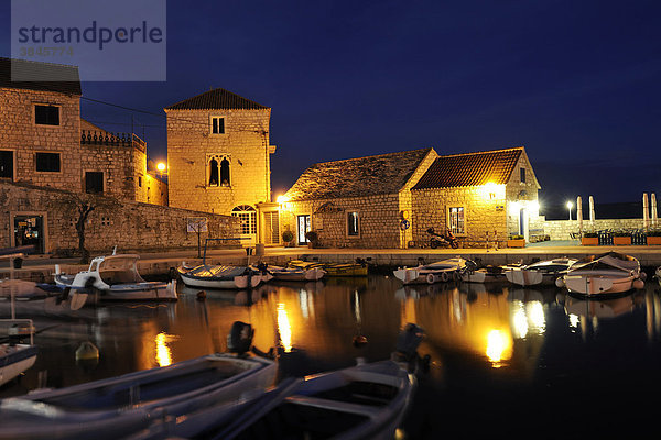 Idyllischer Hafen des Küstenortes Bol  Insel Brac  Kroatien  Europa