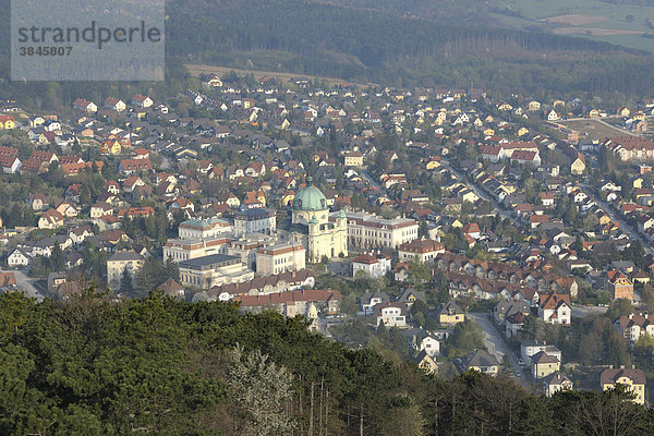 Blick auf Margaretenkirche  Aussichtswarte Guglzipf  Berndorf  Triestingtal  Niederösterreich  Österreich  Europa