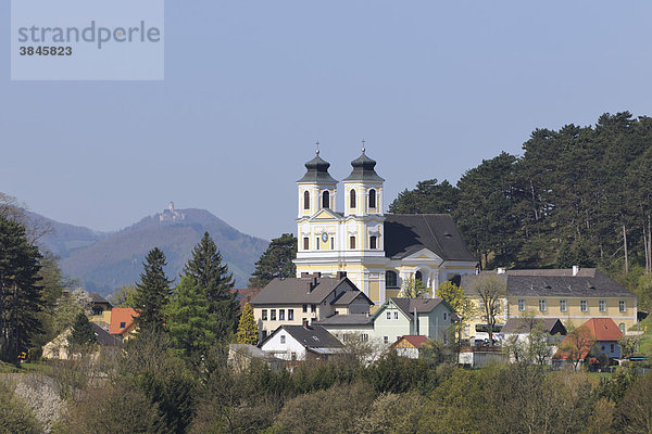 Blick zur Wallfahrtskirche Hafnerberg im Frühling  Triestingtal  Niederösterreich  Österreich  Europa