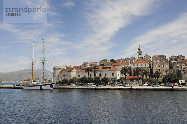 Segelschiff vor der Altstadt  Korcula  Kroatien  Europa