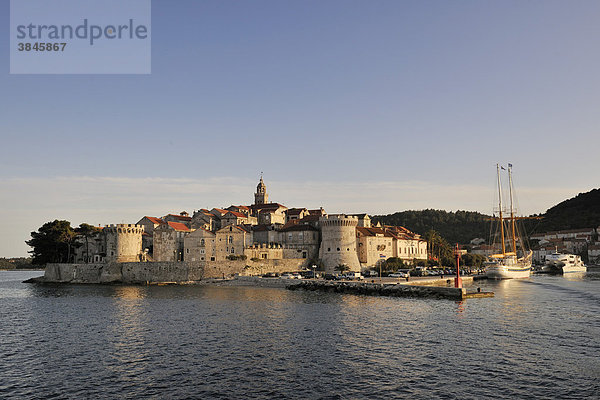 Segelboot und Altstadt von Korcula  Kroatien  Europa