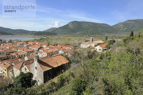 Blick auf den Ort von der Befestigungsmauer  Ston  Peljesac Halbinsel  Kroatien  Europa