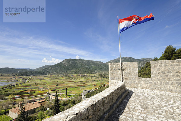 Befestigungsmauer mit kroatischer Flagge  Ston  Peljesac Halbinsel  Kroatien  Europa