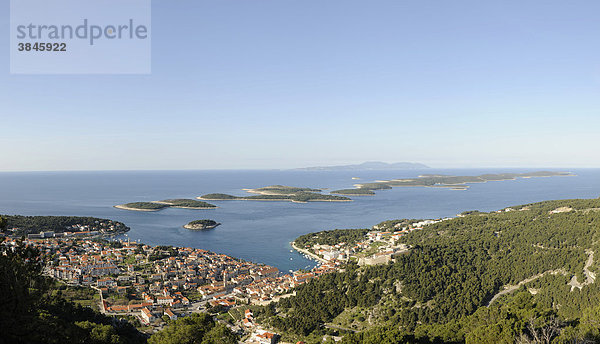 Blick auf den Ort Hvar von der Festung Napoleon aus  Insel Hvar  Kroatien  Europa