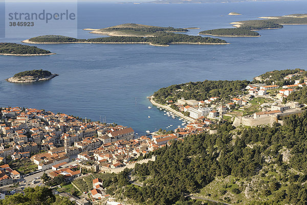 Blick auf den Ort Hvar von der Festung Napoleon aus  Insel Hvar  Kroatien  Europa