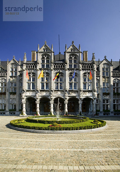 Palais des Princes-Eveques  der fürstbischöfliche Palast in Lüttich  Liege  der größte gotische Zivilbau der Welt  heute Provinzialpalast und Gericht  Wallonien  Belgien  Europa