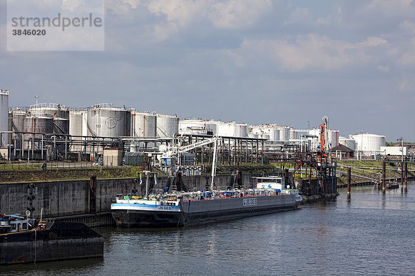 Hafengelände in Duisburg  Nordrhein-Westfalen  Deutschland  Europa