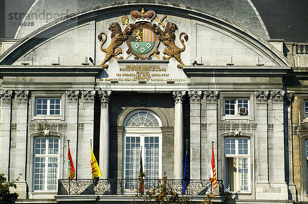 Platz Saint-Lambert  Palais des Princes-Eveques  der fürstbischöfliche Palast in Lüttich  Liege  der größte gotische Zivilbau der Welt  heute Provinzialpalast und Gericht  Wallonien  Belgien  Europa