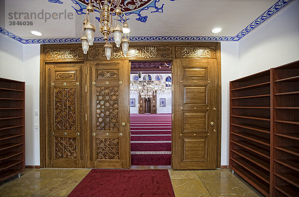 Schuhregale  Eingang zum Gebetsraum  Innenansicht der Ditib-Merkez-Moschee  die größte Moschee in Deutschland  Duisburg-Marxloh  Nordrhein-Westfalen  Deutschland  Europa
