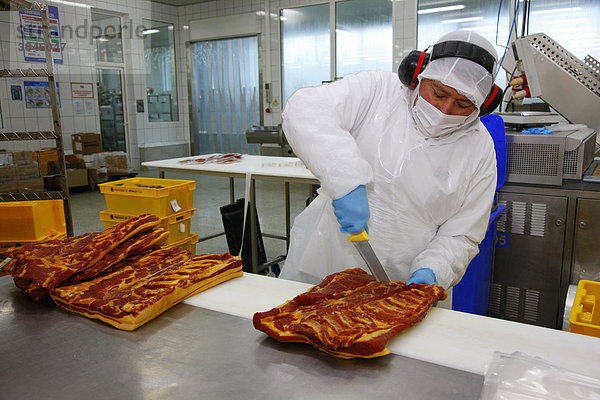 Mann in Schutzkleidung beim Verpacken von Fleischprodukten  Llanquihue  Süd Chile  Südamerika