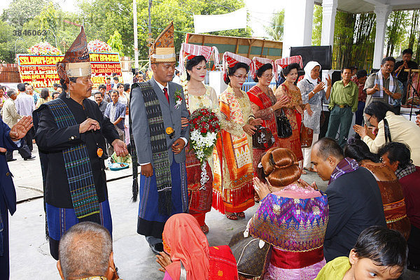 Brautpaar mit Brauteltern  Hochzeitszeremonie  Siantar  Batak Region  Sumatra  Indonesien  Asien